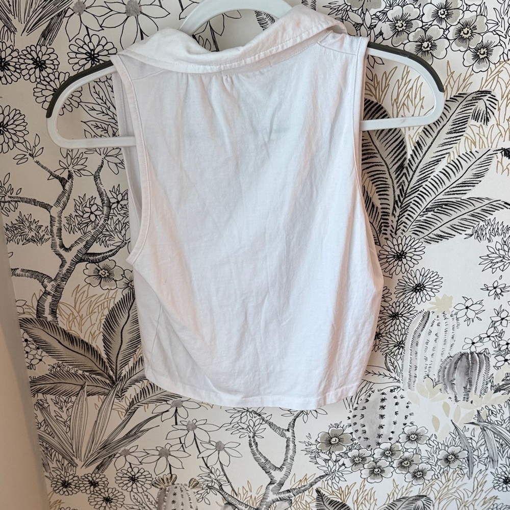 Corion Cropped White Sleeveless Button Down Shirt - Picture 3 of 3